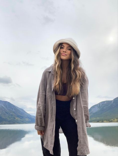 Plus Size Bucket Hat Outfit, Lakeside Outfits Summer, Casual Bucket Hat Outfit, Bucket Hat Outfit Spring, Ootd Camping, Camping Ootd, Hat Outfit Spring, Lakeside Camping, Camping Outfit