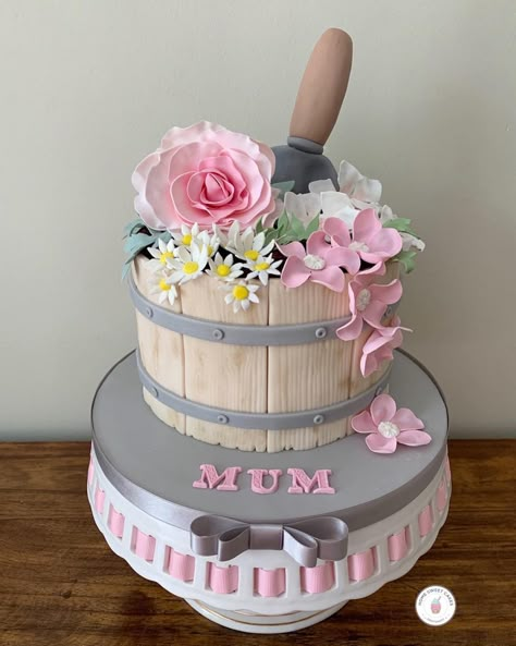 Flower Pot Cake Design, Sewing Birthday Cake, Garden Cake Ideas For Women, Gardening Cakes For Women, Plant Pot Cake, Wood Cake Design, Family Reunion Cakes, Garden Theme Cake, Gardening Cake