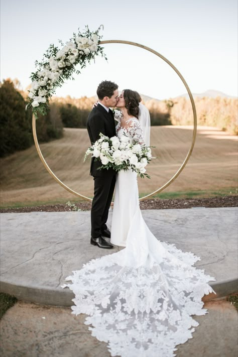 Wedding Arch Half Circle, Round Wedding Altar, Circular Floral Arch Wedding, Circle Arches For Weddings, Gold Circle Arch With Flowers, Simple Alter Decor, Wedding Arch Minimalist, Circle Wedding Arch With Drape, Wedding Circle Arch Ideas