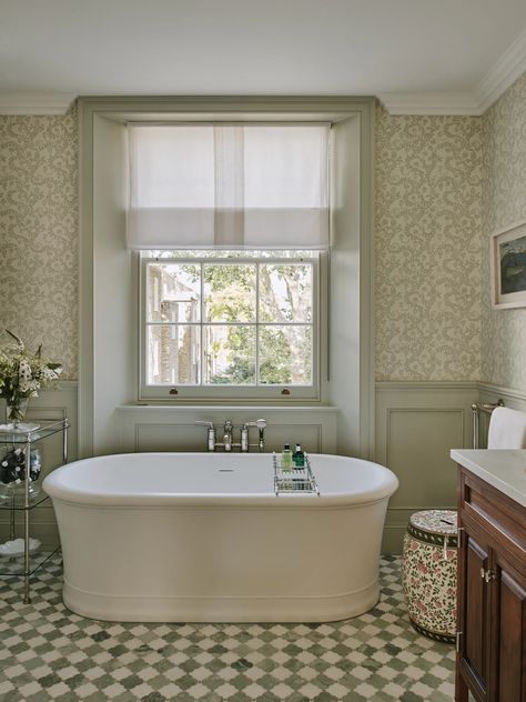 A classic and colourful Chelsea townhouse restored to its Georgian roots | House & Garden English Country Bathroom, English Cottage Bathroom, Chelsea Townhouse, Creative Bathroom Ideas, House With Land, Cottage Style Bathrooms, Cottage Bathroom, English Cottage Style, Bathroom Renos