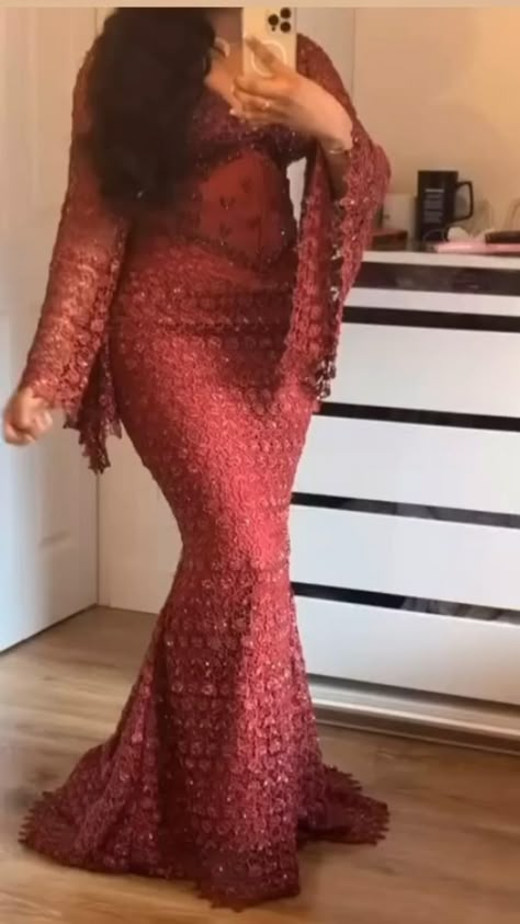 Gambian Dresses, Senegalese Outfits, Gambian Clothes, Dinner Gown Styles, Senegalese Fashion, Bazin Styles, Lace Asoebi, Nigerian Dress Styles, Aso Ebi Lace Styles