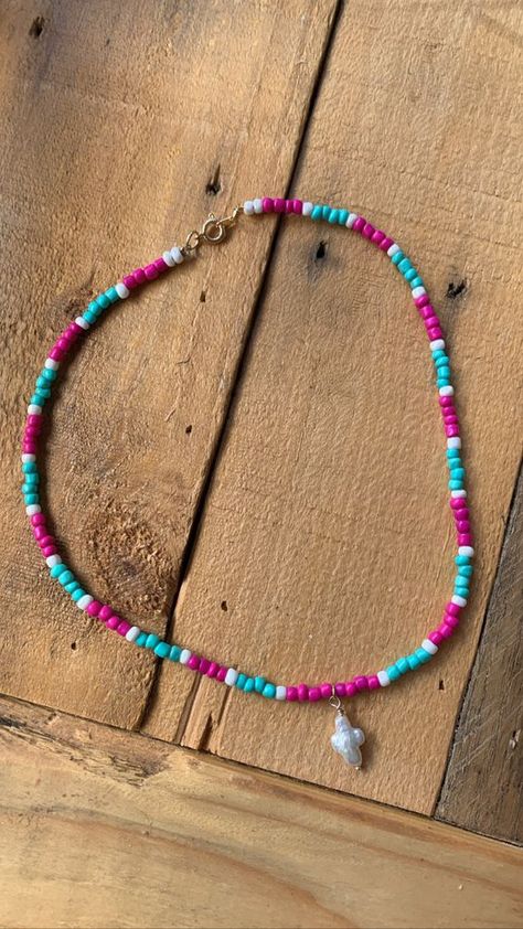 Pink Beaded Necklace #BeadingPatterns #SeedBeadPattern #SeedBeadPatternsFree #SeedBeadPatternsTutorials Pink Western Beaded Necklace, Pink Beaded Necklaces, Summer Necklace Ideas, Handmade Necklaces Beads, Pink Beads Necklace, Sead Bead Necklace, Summer Beaded Necklace, Necklaces Beads, Teen Necklaces