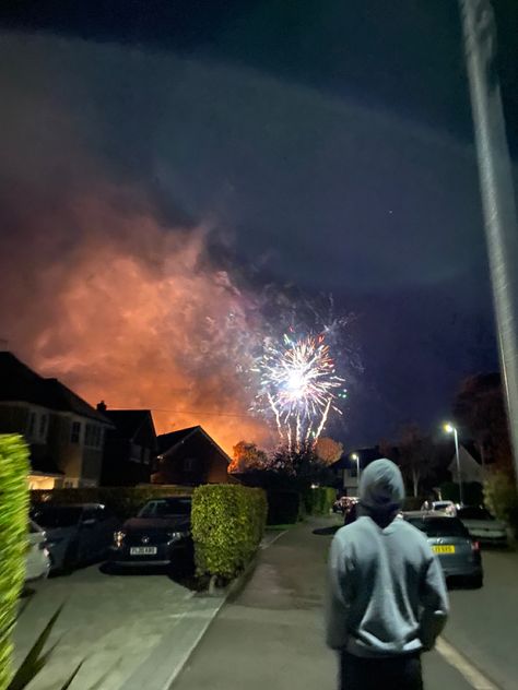 Cute Firework Pictures With Boyfriend, Couple Firework Pictures, Couple Watching Fireworks Aesthetic, Couple Under Fireworks, People Watching Fireworks, Guy Fawkes, Image Swag, Bonfire Night, Cute Relationship Photos