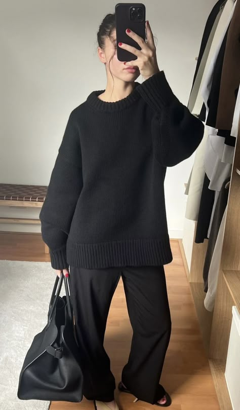 All Black Cozy Outfit, Black Sweater Work Outfit, Winter Outfits Black Pants, Winter Outfits 2024 Women Trends, Trendy Black Knit Sweater, Black Sweater Outfit Aesthetic, Chic Black Knit Sweater, Cozy Black Knit Sweater, Matilda Djerf Outfits