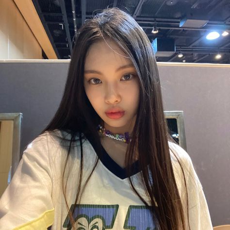 ♡̵: NEWJEANS | [#NEWJEANS] [#HYEIN] | 뉴진스, NEWJEANS newjeans aesthetic newjeans heart gg nwjns kpop icon twitter insta bbl bubble weverse pfp cute hyein Kpop Idol Style, Hyein Selca, Newjeans Pfps, Hyein Newjeans, Newjeans Hyein, New Jeans Style, Twitter Update, Cute Backgrounds, Girl Next Door