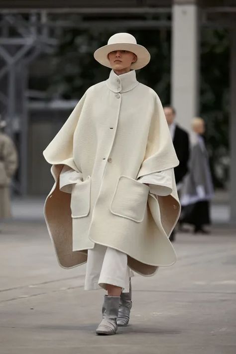 White Poncho, Cape Fashion, Outfit Oversize, Tan Woman, All White Outfit, Copenhagen Style, Copenhagen Fashion Week, International Fashion, White Outfits