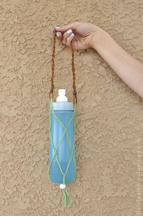 See how to stay hydrated on the GO with an easy to make DIY Macrame Water Bottle holder instructions! Check out the simple macrame pattern for any skill level! Delineate Your Dwelling #macrame #DIYmacrame Diy Water Bottle Holder, Macrame Water Bottle Holder, Macrame Water Bottle, Macrame Bottle, Crochet Macrame, Diy Water Bottle, Simple Macrame, Bottle Sling, Diy Tumblr