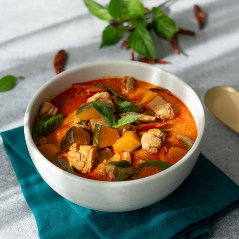 Thai Red Curry Chicken Recipe & Video Tutorial Thai Red Curry Chicken Recipe, Thai Red Curry Chicken, Chicken Squash, Curry Chicken Recipe, Red Curry Chicken, Chicken Recipes Video, Curry Chicken Recipes, Recipe Video, Curry Chicken