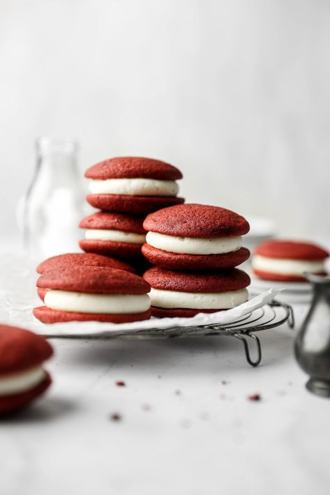 Red Velvet Whoopie Pies Sturbridge Bakery, Red Velvet Cake Cookies, Whoopee Pie, Red Velvet Desserts, Red Velvet Whoopie Pies, Pumpkin Whoopie Pies, Cookie Sandwich, Whoopie Pie, Christmas Baking Recipes