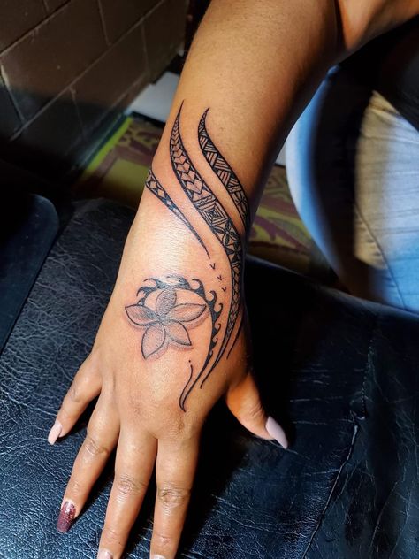 Women Samoan Tattoo, Til 3005 Tattoo, Niuean Tattoo Women, Hawaiian Hand Tattoos For Women, Cook Island Tattoo Women, Female Trible Tattoos, Polynesian Hand Tattoos For Women, Fijian Tattoo Design, Samoan Hand Tattoo Women