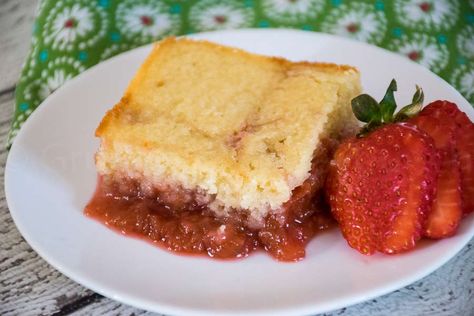 Strawberry-Rhubarb-Pudding-Cake-11 Strawberry Pudding Cake, Eggless Peanut Butter Cookies, Strawberry Rhubarb Cake, Rhubarb Pudding Cake, Rhubarb Custard Bars, Strawberry Rhubarb Sauce, Rhubarb Pudding, Italian Christmas Cookie Recipes, Rhubarb Sauce