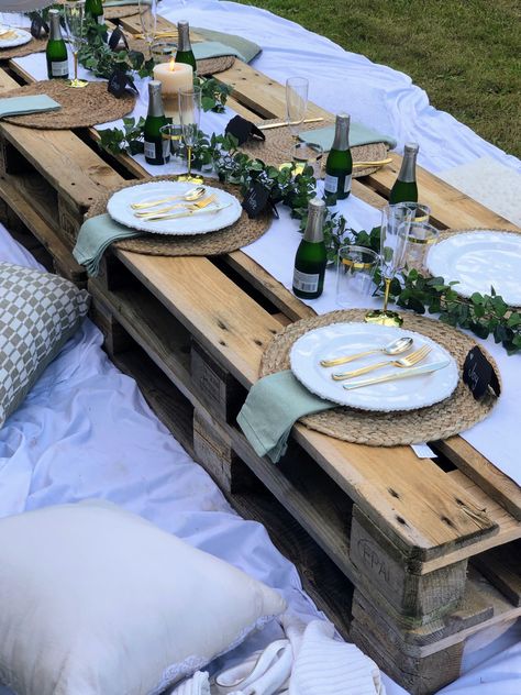 Picnic Aesthetic With Pallets, Beach Pallet Picnic, Olive Green Picnic Set Up, Pallet Table Outdoor Picnics, Aesthetic Picnic Table Setup, Manly Picnic Ideas, Pallet Dinner Table, Pallets Picnic Ideas, Pallet Table Picnic