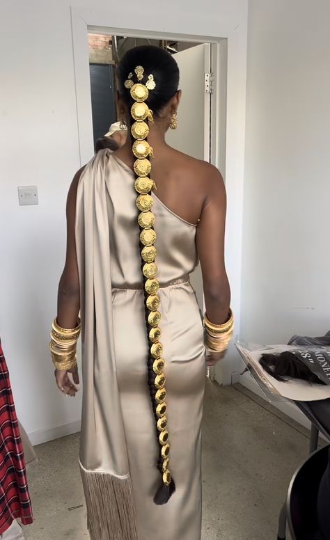 Gold Hair Beads Braids, Congolese Hairstyle, Hair Jewelry Black Women, Ancient African Hairstyles, Arab Hairstyles, Twist With Beads, Editorial Hairstyles, Cleopatra Halloween, Asian Wedding Dress Pakistani