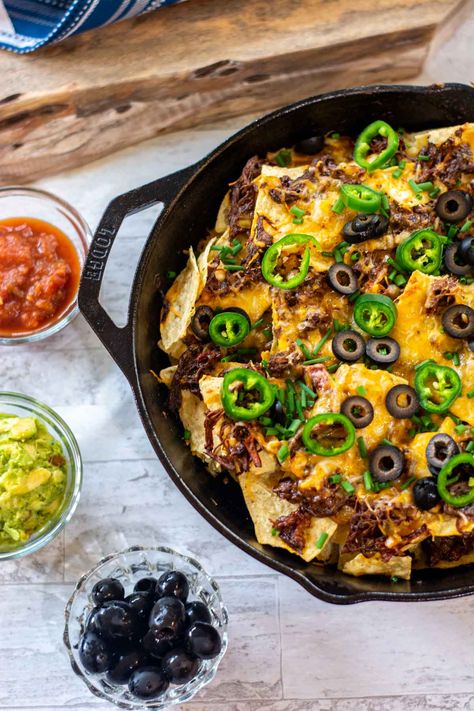 Smoked Brisket Nachos Shredded Brisket Recipes, Leftover Brisket Recipes, Shredded Brisket, Leftover Smoked Brisket, Brisket Nachos, Grilled Brisket, Hearty Chili Recipe, Nachos Ingredients, Brisket Recipes Smoked