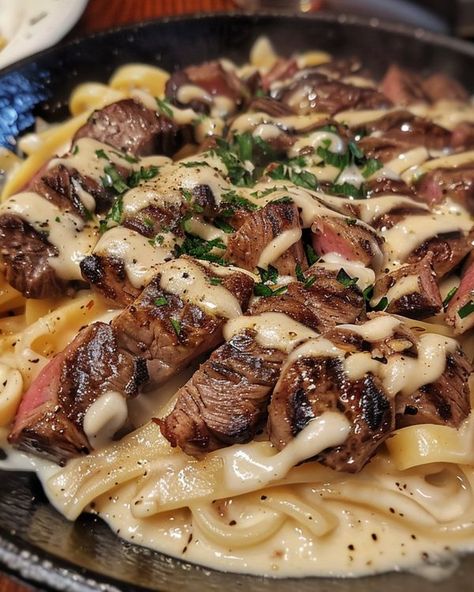 Yummy Yankee Steak Gorgonzola Alfredo, Gorgonzola Alfredo, Steak Alfredo, Steak Gorgonzola, Steak Ribeye, Diner Recept, Fettuccine Pasta, Alfredo Recipe, Grandmas Recipes