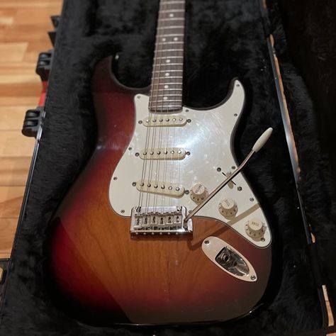 Made in USA.  American Standard.Year 2015.  Color: Sunburst.  Fender hardcase included.Backplate missing. Comfy Room Ideas, Sunburst Guitar, Savage Girl, Instruments Art, Guitar Obsession, Cool Electric Guitars, Cute Canvas Paintings, Fender American, Cute Canvas