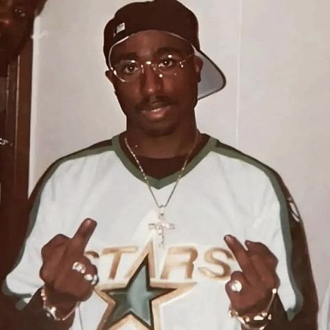 𝐍𝐲𝐚ꨄ on TikTok 2pac Pfp, Tupac Outfits, Tupac Artwork, Eminem 2pac, 2pac Pictures, Rappers Pfp, 2pac And Biggie, Rnb Aesthetic, Tupac Biggie