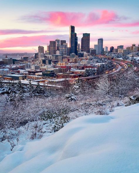 @IGers_SEATTLE on Instagram: “Who else is super jazzed about the first snowfall of the year for the Seattle area? 🙋‍♂️ Hopefully you’re staying safe and enjoying the…” Gunslinger Dark Tower, Downtown Pictures, Seattle Photos, Snow Showers, Visit Seattle, Sleepless In Seattle, Downtown Seattle, Emerald City, Dream City