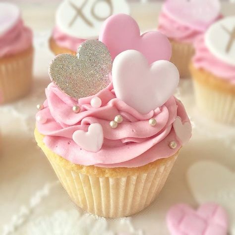 Pink Velvet Cupcakes, Cupcakes Design, Mothers Day Cupcakes, Valentines Baking, Fancy Cupcakes, Valentine Day Cupcakes, Valentine Desserts, Valentines Cupcakes, Salty Cake