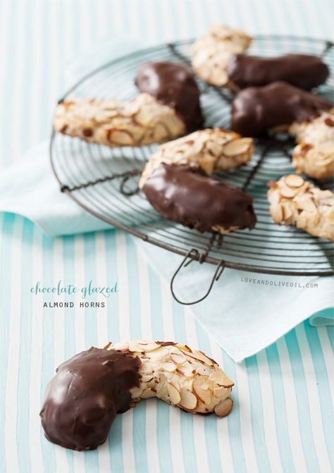 Almond Horns, Horn Cookies, Chocolate Glaze, Almond Cookies, Yummy Sweets, Cookie Desserts, Sweets Treats, Gluten Free Desserts, Christmas Baking