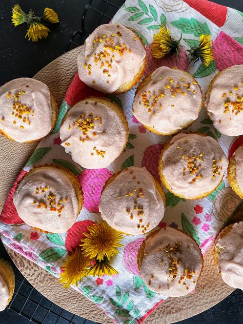 Dandelion Birthday Party, Dandelion Cupcakes, Dandelion Muffin Recipes, Dandelion Cupcake Recipe, Dandelion Honey How To Make, Dandelion Food, Eatable Flowers, Foraging Dandelions, Kitchen Witch Recipes