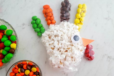 glove Turkey Popcorn Treat Bags thanksgiving Ham Recipes Thanksgiving, Popcorn Turkey, Popcorn Treat Bags, Thanksgiving Ham Recipes, Thanksgiving Ham, Thanksgiving Main Dish, Thanksgiving Food Crafts, Thanksgiving Turkey Recipes, Fun Thanksgiving Crafts