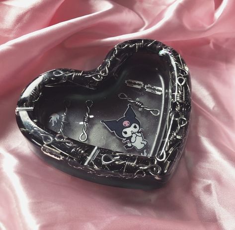 Heart Ashtray, Black Kawaii, Heart Square, Trinket Trays, Art Resin, Puff And Pass, Hello Kitty Items, Cat Pendants, Ashtrays