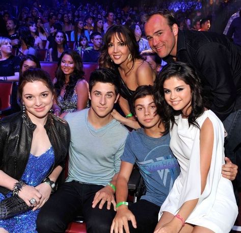 Justin Russo, Selena Gomez Friends, Jake T Austin, Old Disney Channel, Friends Goals, Wizards Of Waverly, Wizards Of Waverly Place, Selena Gomez Style, Waverly Place