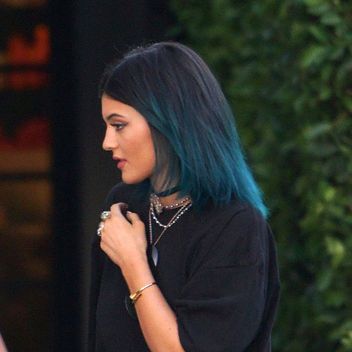 kylie-jenner-peacock-blue-hair-color-) Kylie Jenner Blue Hair, Kylie Jenner Short Hair, Teal Ombre Hair, Kylie Jenner Hair Color, Jenner Hair, Kylie Jenner Hair, Blue Ombre Hair, Teal Hair, Hair Ombre