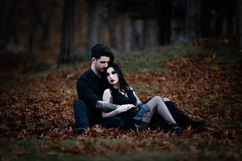 Cemetery Engagement Photoshoot, Southern Gothic Engagement Photos, Cemetery Photoshoot Couples, Alt Engagement Photos, Goth Couple Photoshoot, Gothic Couple Photoshoot, Goth Engagement Photos, Halloween Engagement Pictures, Gothic Engagement Photos