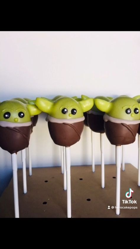 Nicole Taylor on Instagram: “Just scrolling through my camera rolls and wanted to share ! #cakepopsofinstagram #handcrafted #windsorcolorado #coloradomom #homebaker…” Yoda Cake Pops, Star Wars Treats, Star Wars Cake Pops, Baby Yoda Cake, Disney Cake Pops, Yoda Cake, Themed Nights, Look Disney, Cake Pop Designs