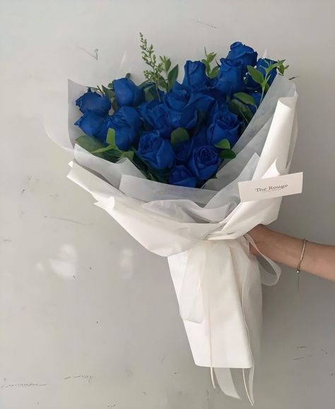 Royal Blue Roses Bouquet, Blue Roses Bouquet Aesthetic, Off Campus The Mistake, Grace Ivers Off Campus, Dark Blue Bouquet, Logan And Grace, Logan The Mistake, Cards Boyfriend, Royal Blue Bouquet