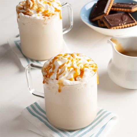 Frosty Caramel Cappuccino Frozen Cappuccino Recipe, Cappuccino Mix Recipe, Pumpkin Pie Latte, Caramel Cappuccino, Cappuccino Recipe, Iced Cappuccino, Caramel Frappuccino, Ice Cream Drinks, Frappuccino Recipe