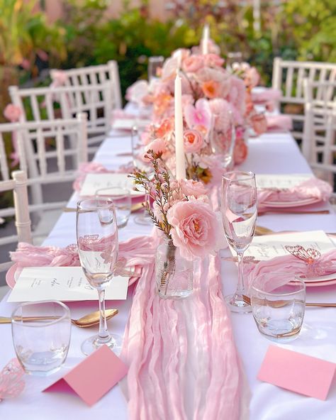 Slide to see butterflies flutter, bringing joy with their whimsical flight, a delightful sight at the butterfly themed baby shower tablescape created by us 🦋 👉 DMs to sprinkle some magic on your next event! #eventdecor #babyshower #picnictable #tablescape #babyshowerideas Pink Table Settings, Bows And Pearls, Butterfly Baby Shower Theme, Baby Shower Table Decorations, Bow Baby Shower, 21 Diner, Fest Temaer, Birthday Dinner Party, Bridal Shower Inspiration