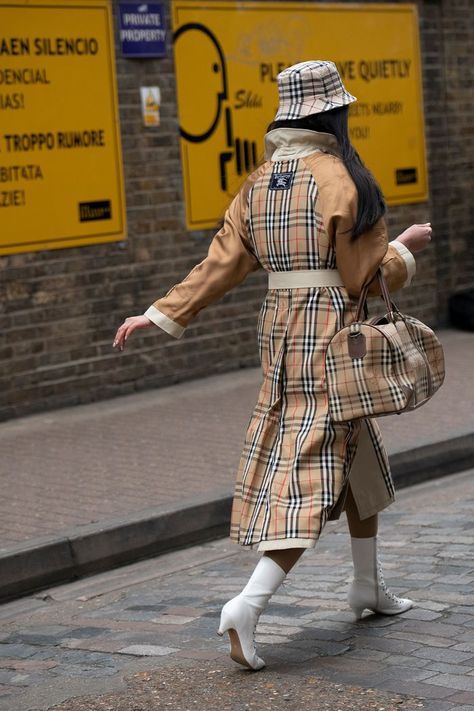 Burberry Astethic, Vintage Burberry Trench Coat Outfit, Burberry Hat Outfit, Vintage Burberry Aesthetic, Burberry Bucket Hat Outfit, Burberry Outfit Street Style, Burberry Jacket Outfit, Burberry Coat Outfit, Trenchcoat Aesthetic