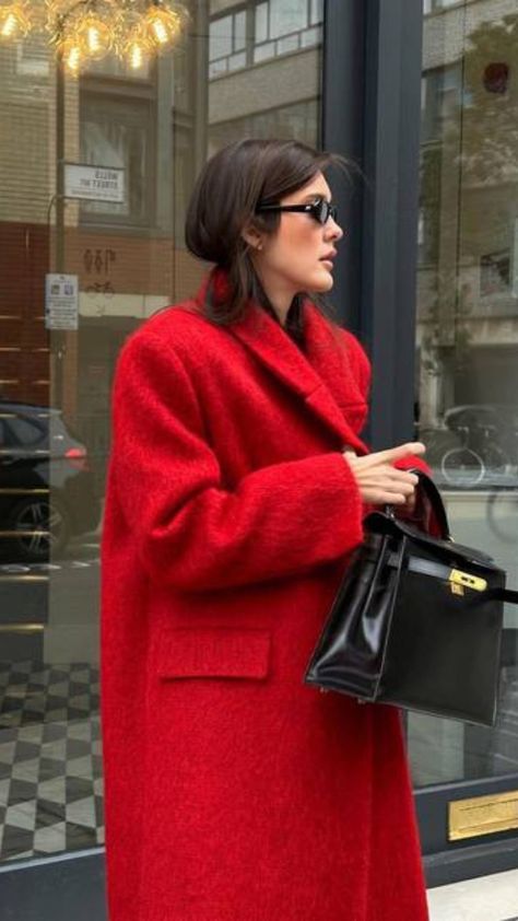 Red Coat Outfit Aesthetic, Red Coat Aesthetic, Red Coat Outfit Winter Classy, Red Coat Outfit Winter, Red Trench Coat Outfit, Trench Coat Outfit Winter, Red Coat Outfit, Layering Street Style, Nails For Winter