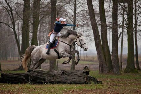 Horseback Archery Aesthetic, Archer Riding Horse, Archery Photography, Archery Range Rennaisance, Horse Archer, Horse Riding Aesthetic Medieval, Horse Archery, Mounted Archery, Horse Competition