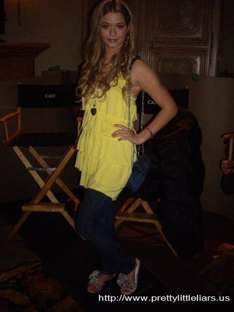 Sasha Alison Dilaurentis Season 1, Pll Season 1, Alison Pretty Little Liars, Yellow Top Outfit, Pll Outfits, Pretty Little Liars Outfits, Alison Dilaurentis, Sasha Pieterse, Pretty Little Liars Fashion