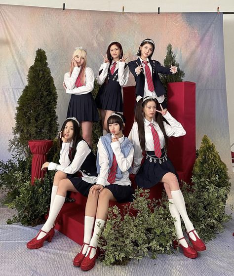 Love Dive, Lee Hyun, Kim Ji Won, School Uniforms, Group Photo, 인물 사진, Group Photos, Starship Entertainment, Stage Outfits