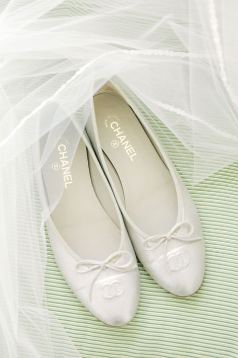 Champagne Chanel ballet fats: http://www.stylemepretty.com/california-weddings/burlingame/2016/09/16/classic-outdoor-wedding-in-california/ Photography: The Edges  - http://www.theedgeswed.com/ Chanel Wedding Shoes, White Wedding Shoes Flats, Chanel Photo, Wedding Flats For Bride, Denmark Wedding, Wedding Dress Flowers, Bridal Ballet Flats, Chanel Wedding, Story London