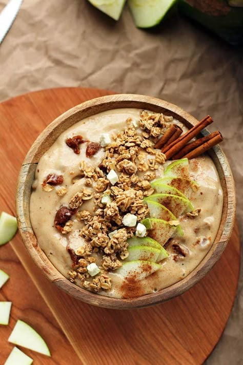 Caramel Apple Crumble Smoothie Bowl » I LOVE VEGAN Caramel Apple Smoothie, Vegan Caramel Apple, Smoothie Bowl Toppings, Caramel Apple Crumble, Smoothie Bowl Recipe Healthy, Fro Yo, Vegan Smoothie Bowl, Smoothie Bowl Healthy, Vegan Caramel