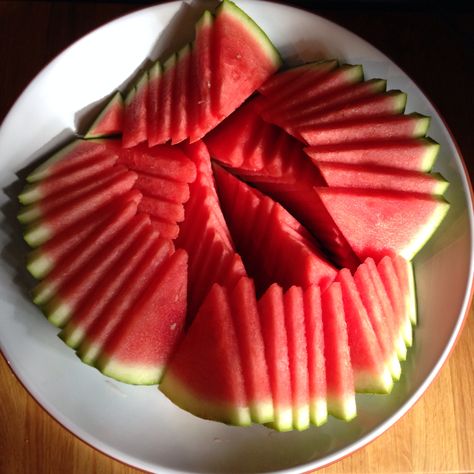 Sliced Watermelon Platter, Watermelon Slices For Party, How To Cut Melon, Christmas Bbq, Barbecue Ideas, Cooking Tricks, Lip Treatments, Watermelon Slice, Food L