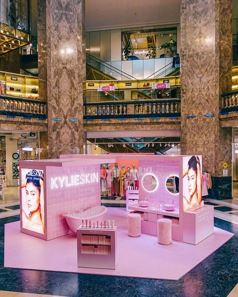 GL Champs-Elysées (@galerieslafayettechampselysees) • Instagram photos and videos Kylie Skin Pop Up Store, Kylie Jenner Pop Up Shop, Kylie Skin Event, Skin Care Pop Up Store, Skin Care Booth Display Ideas, Cosmetic Pop Up Store, Skincare Pop Up Store, Makeup Pop Up Shop, Kylie Pop Up Shop