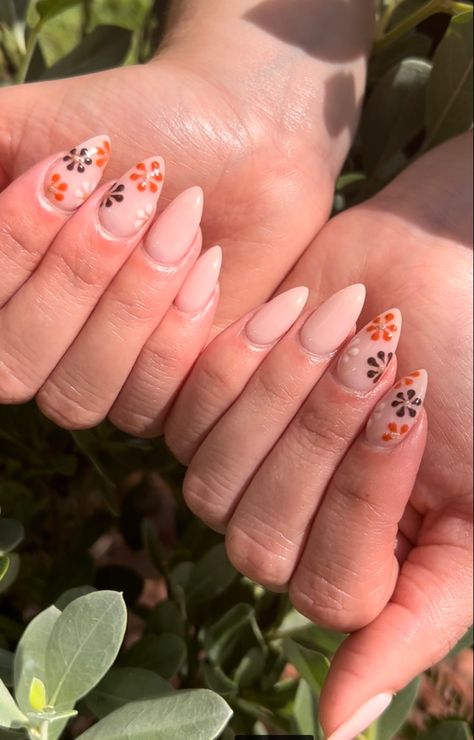 Burnt Orange Almond Shaped Nails, November Nail Ideas Almond, Nude Orange Nails, Brown And Orange Nails Fall, Brown And Orange Nails, Orange And Brown Nails, Fall Flower Nails, November Nails, October Nails