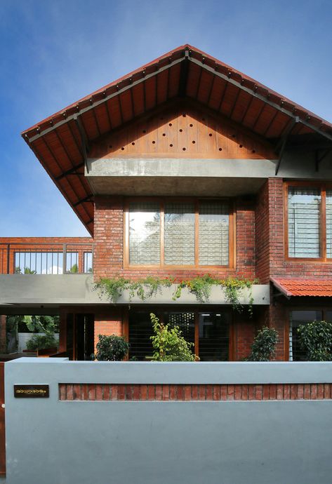 Gallery of The Brick House / Srijit Srinivas - ARCHITECTS - 2 Tropical Brick House, Japanese Brick House, Sloping Roof Architecture, Slope Roof House, Brick House Exterior, Tropical Homes, Modern Brick House, Brick House Designs, Bungalow Exterior