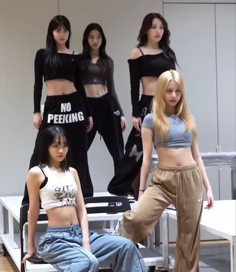 le sserafim ot5 practice room Dance Practice Outfits Kpop, Kpop Dance Outfits, Kpop Dance Practice Outfits, Dancer Dress, Dance Outfits Practice, Practice Outfits, Cute Friend Pictures, Pop Dance, Dance Practice