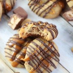 Snickers Cookies Recipes, Stuffed Peanut Butter Cookies, Snickers Cookies, Skillet Chocolate Chip Cookie, Biscuits And Cookies, Stuffed Cookies, Cookie Brownie Bars, Chocolate And Peanut Butter, Peanut Butter Cookie Recipe