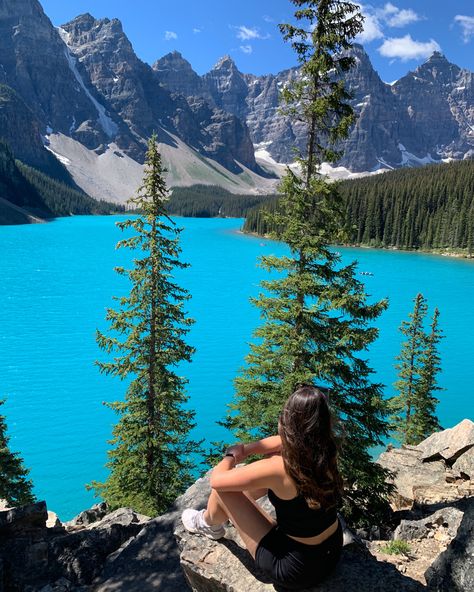 Banff National Park in Alberta, Canada. Must see travel destinations with travel tips and tricks! Banff Canada Pictures, Hiking Canada Aesthetic, Lake Louise Aesthetic, Lake Louise Photo Ideas, Lake Banff Canada, Banff Lake Louise, Banff Inspo Pics, Canada Banff National Park, Summer In Banff