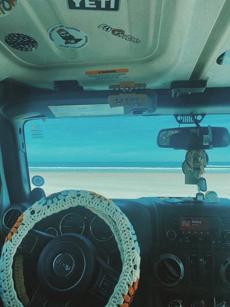 Jeep Car Accessories, Beach Car Interior, Jeep Beach Accessories, Aesthetic Jeep, Jeep Keys Aesthetic, Beach Car Accessories, Coastal Car Decor, Jeep Decorations, Beachy Car Accessories