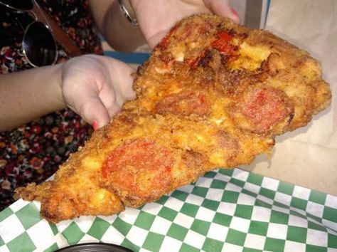 Deep Fried Pizza and Other Wonderful Food Abominations at the Orange County Fair - Neatorama Food Abominations, Deep Fried Pizza, Deep Fried Desserts, Fried Pizza, Orange County Fair, Fair Foods, Deep Fried Appetizers, Fried Dessert, Costa Mesa California